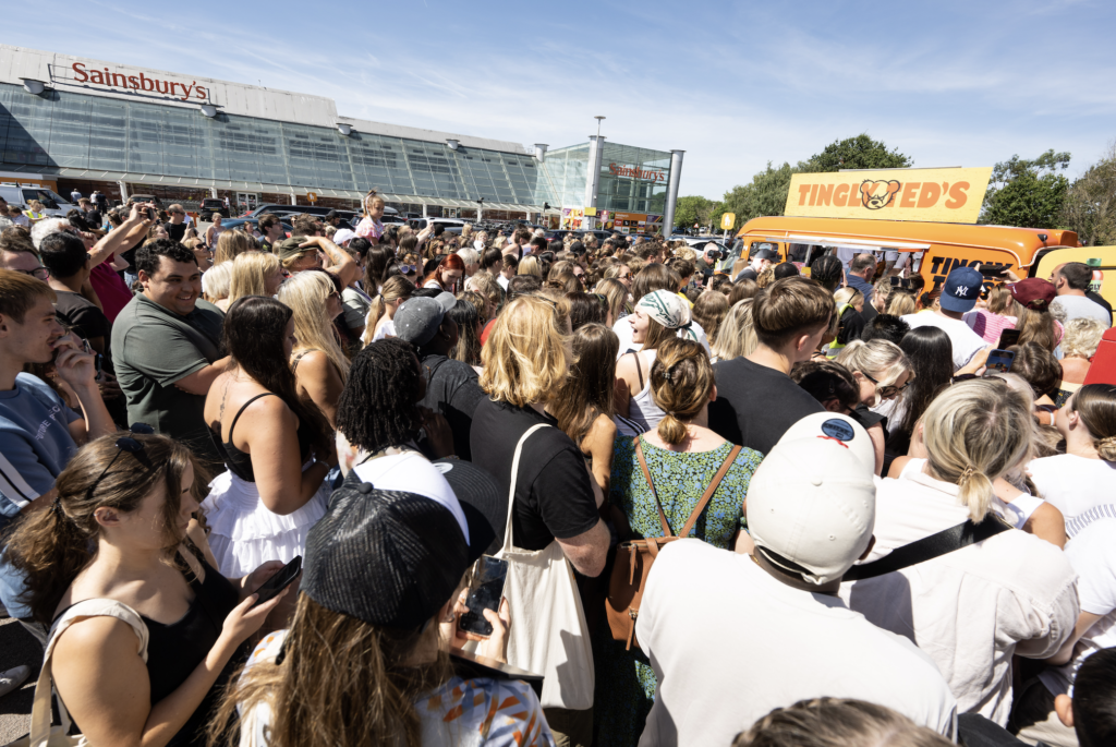 Ed Sheeran in Tingly Ted's food truck with crowds queuing 